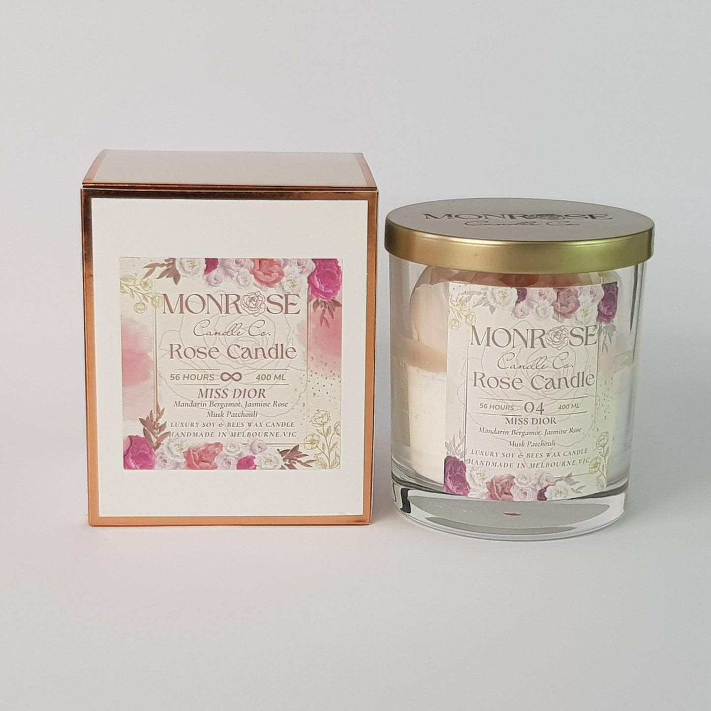 Front view of a rose candle in a clear jar with "Miss Dior" fragrance and a cotton wick as number 04, containing 365 grams of bees & soy wax and offering 56 hours of burn time.
