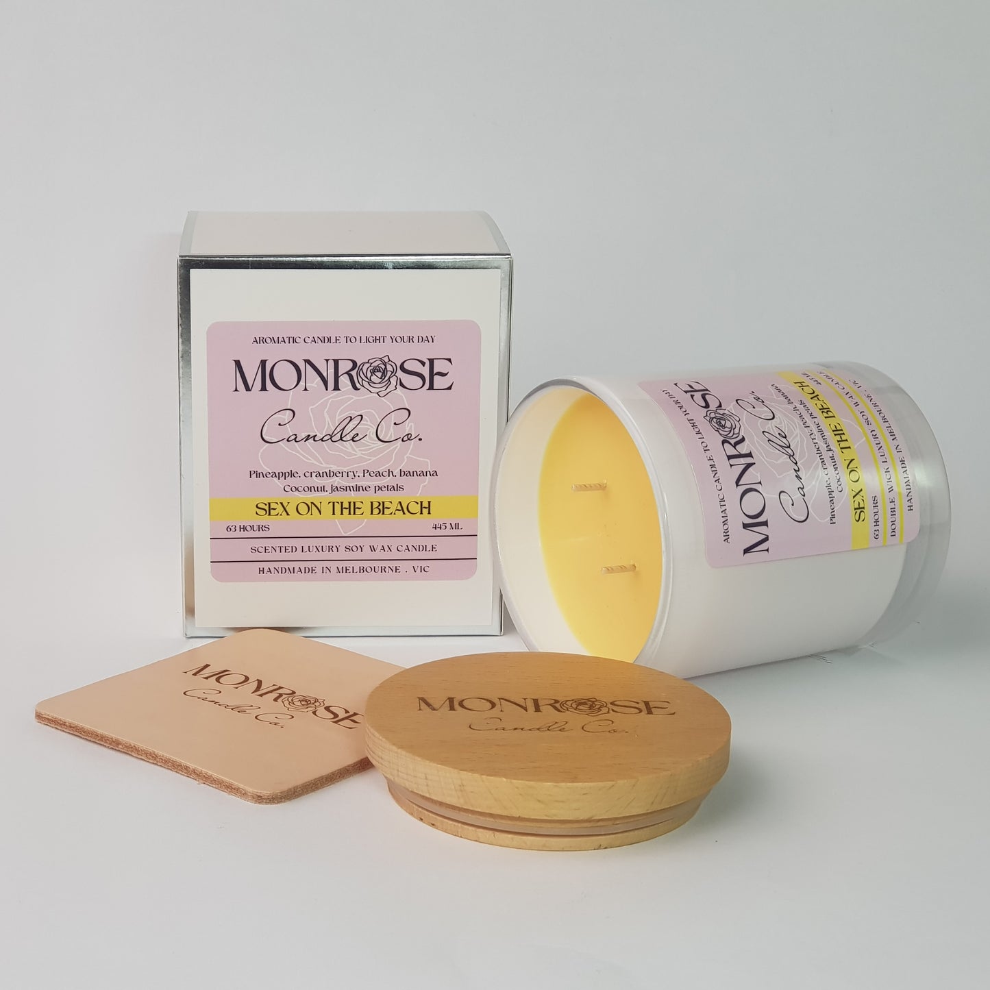 Side view of a white jar candle with "Sex on the beach" fragrance and double cotton wicks, containing 395 grams of soy wax and offering 63 hours of burn time.