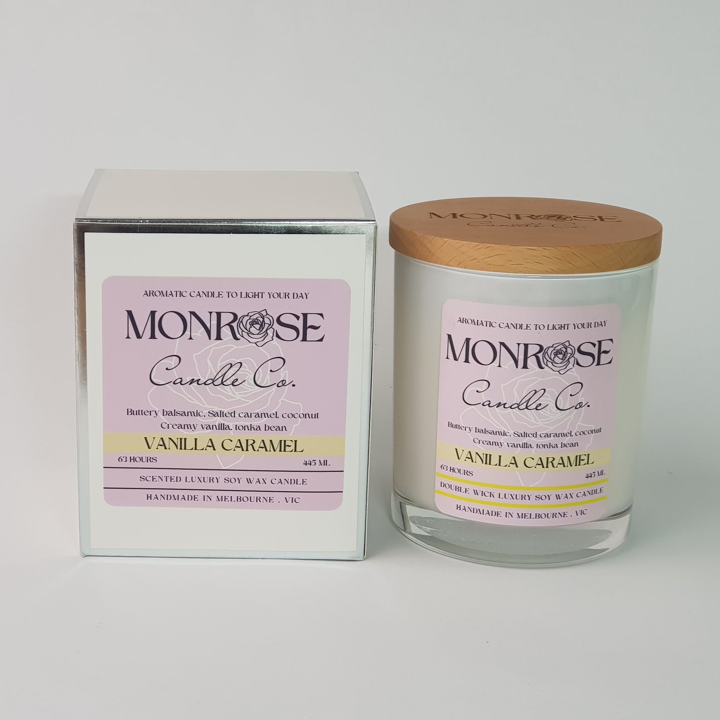 Front view of a white jar candle with "vanilla caramel" fragrance and double cotton wicks, containing 395 grams of soy wax and offering 63 hours of burn time.