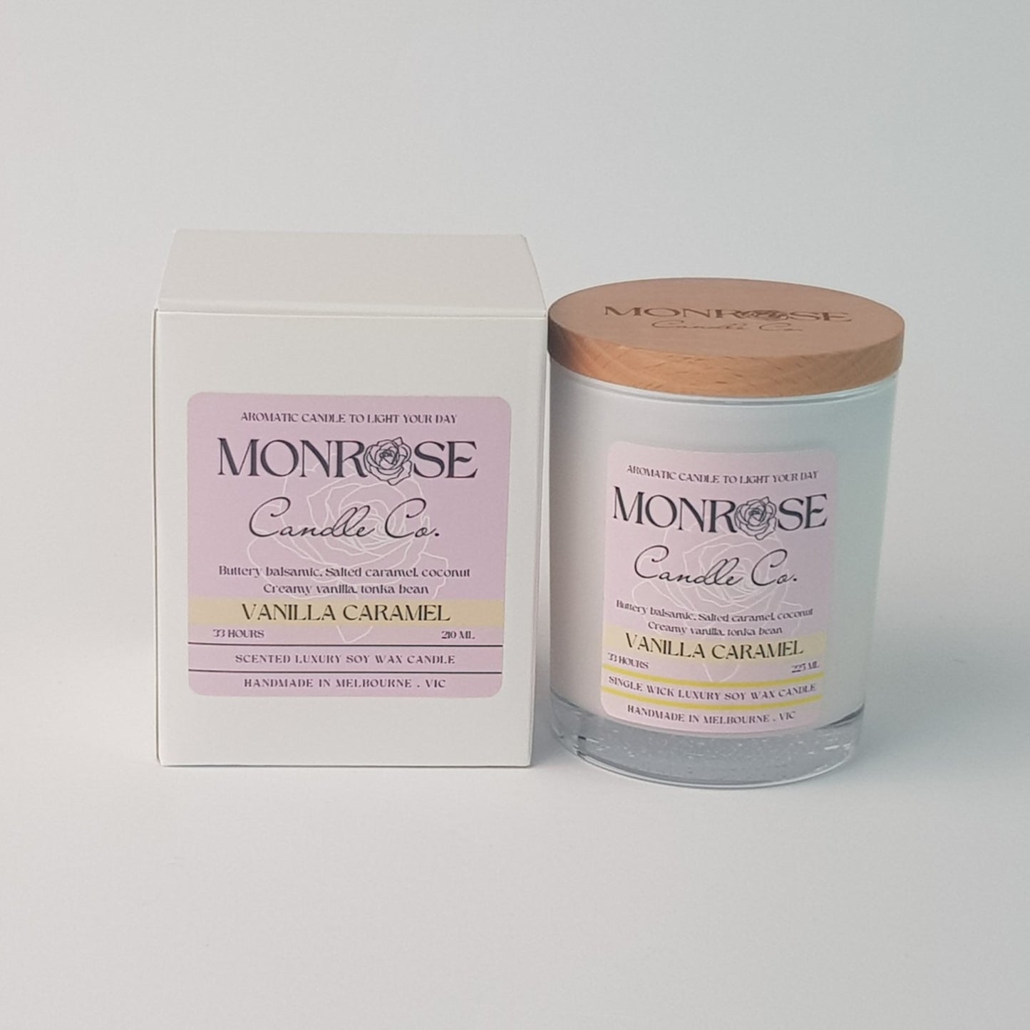 Front view of a white jar candle with
"vanilla caramel" fragrance and a cotton wick, containing 185 grams of soy wax and offering 33 hours of burn time.