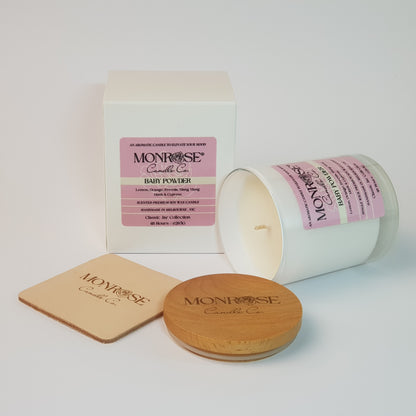 Side view of a white jar candle with "Baby powder" fragrance and a cotton wick, containing 265 grams of soy wax and offering 48 hours of burn time.