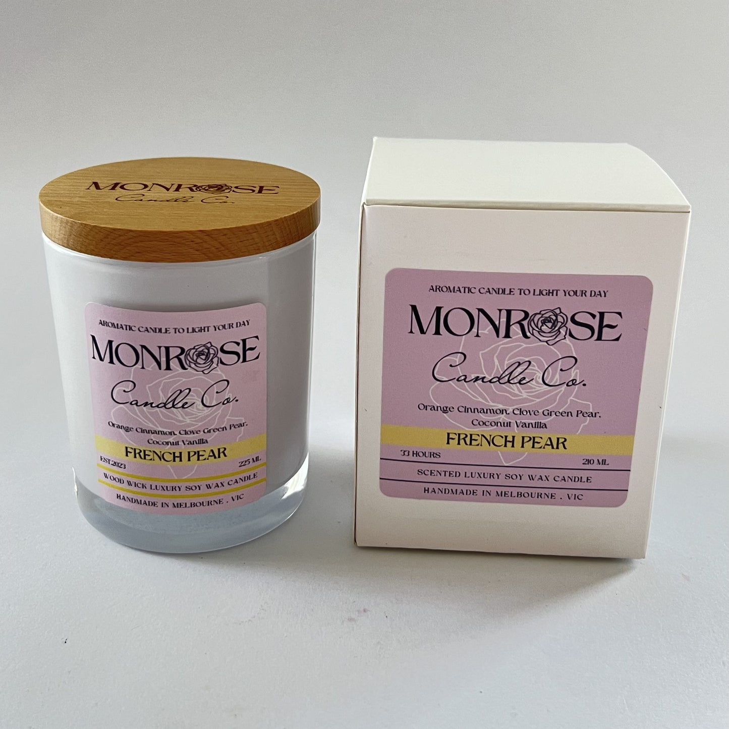 Front view of a White jar candle with "French pear" fragrance and wood wick, containing 185 grams of soy wax and offering 33 hours of burn time.