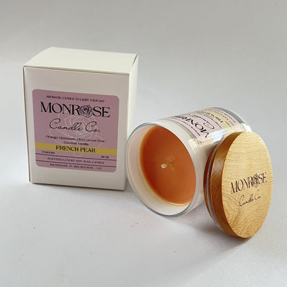 Side view of a white jar candle with "French pear" fragrance and double cotton wicks, containing 185 grams of soy wax and offering 33 hours of burn time.