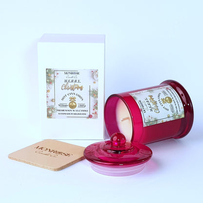 This is a side view of a red jar candle with "Hot cinnamon" fragrance and a cotton wick, containing 160 grams of soy wax and offering 30 hours of burn time.