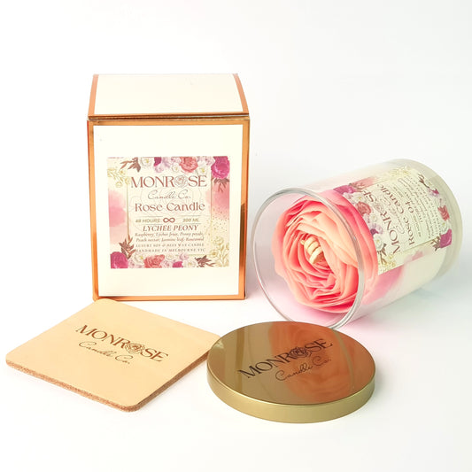 Side view of a Rose Candle No.4 in a clear jar with "Lychee Peony" fragrance and a cotton wick, containing 250 grams of bees & soy wax and offering 48 hours of burn time.