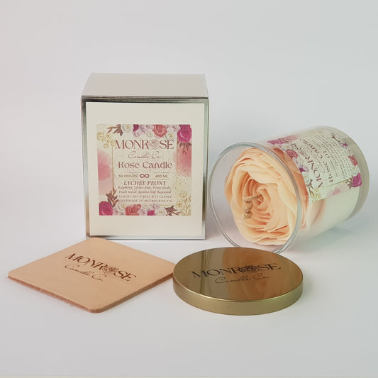 Side view of a Rose Candle No.1 in a clear jar with "Lychee Peony" fragrance and a cotton wick, containing 365 grams of bees & soy wax and offering 56 hours of burn time.