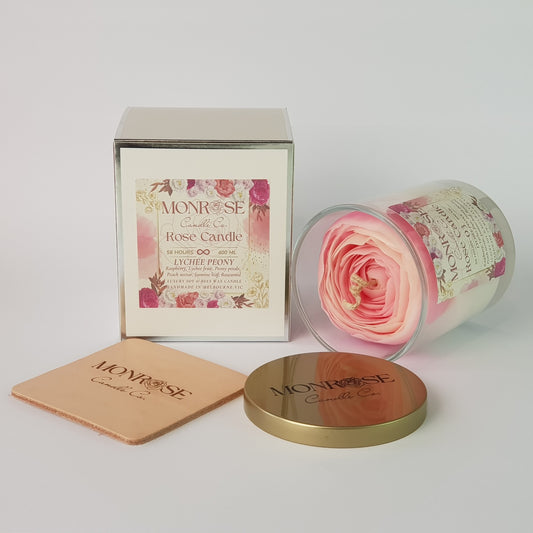 Side view of a Rose Candle No.3 in a clear jar with "Lychee Peony" fragrance and a cotton wick, containing 365 grams of bees & soy wax and offering 56 hours of burn time.