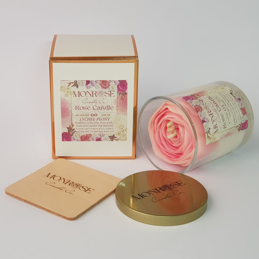Side view of a Rose Candle No.5 in a clear jar with "Lychee Peony" fragrance and a cotton wick, containing 365 grams of bees & soy wax and offering 56 hours of burn time.