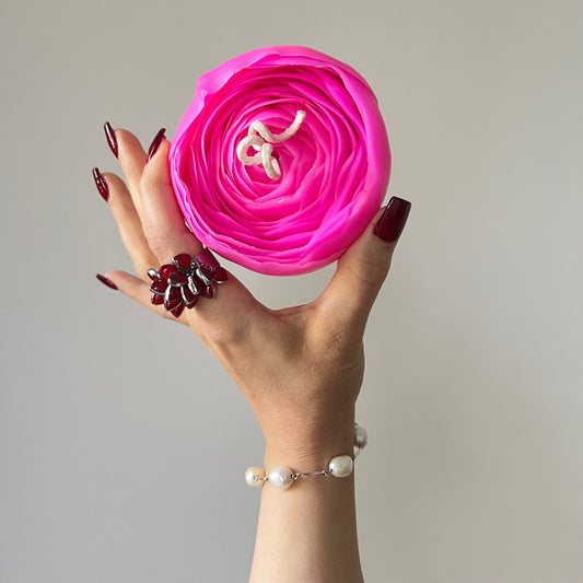 Top view of English Rose Floating Candle No.1 with "Lychee Peony" fragrance and cotton wick, containing 165 grams of soy wax and offering 10 hours of burn time.