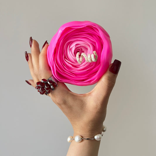 Top view of English Rose Candle No.4 with "Lychee Peony" fragrance and cotton wick, containing 165 grams of soy wax and offering 10 hours of burn time.