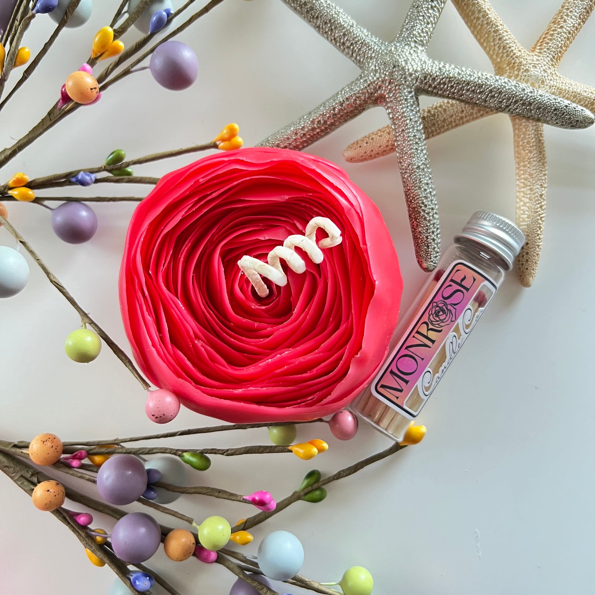 Top view of English Rose Floating Candle No.5 with "Lychee Peony" fragrance and cotton wick beside a match jar, containing 165 grams of soy wax and offering 10 hours of burn time.