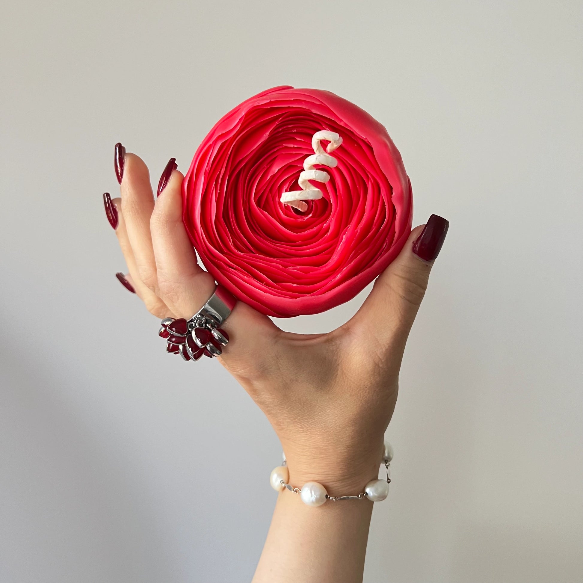 Top view of English Rose Floating Candle No.5 with "Lychee Peony" fragrance and cotton wick, containing 165 grams of soy wax and offering 11 hours of burn time.