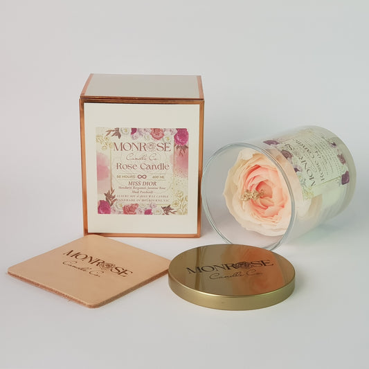 Side view of a Rose Candle No.4 in a clear jar with "Miss Dior" fragrance and a cotton wick, containing 365 grams of bees & soy wax and offering 56 hours of burn time.