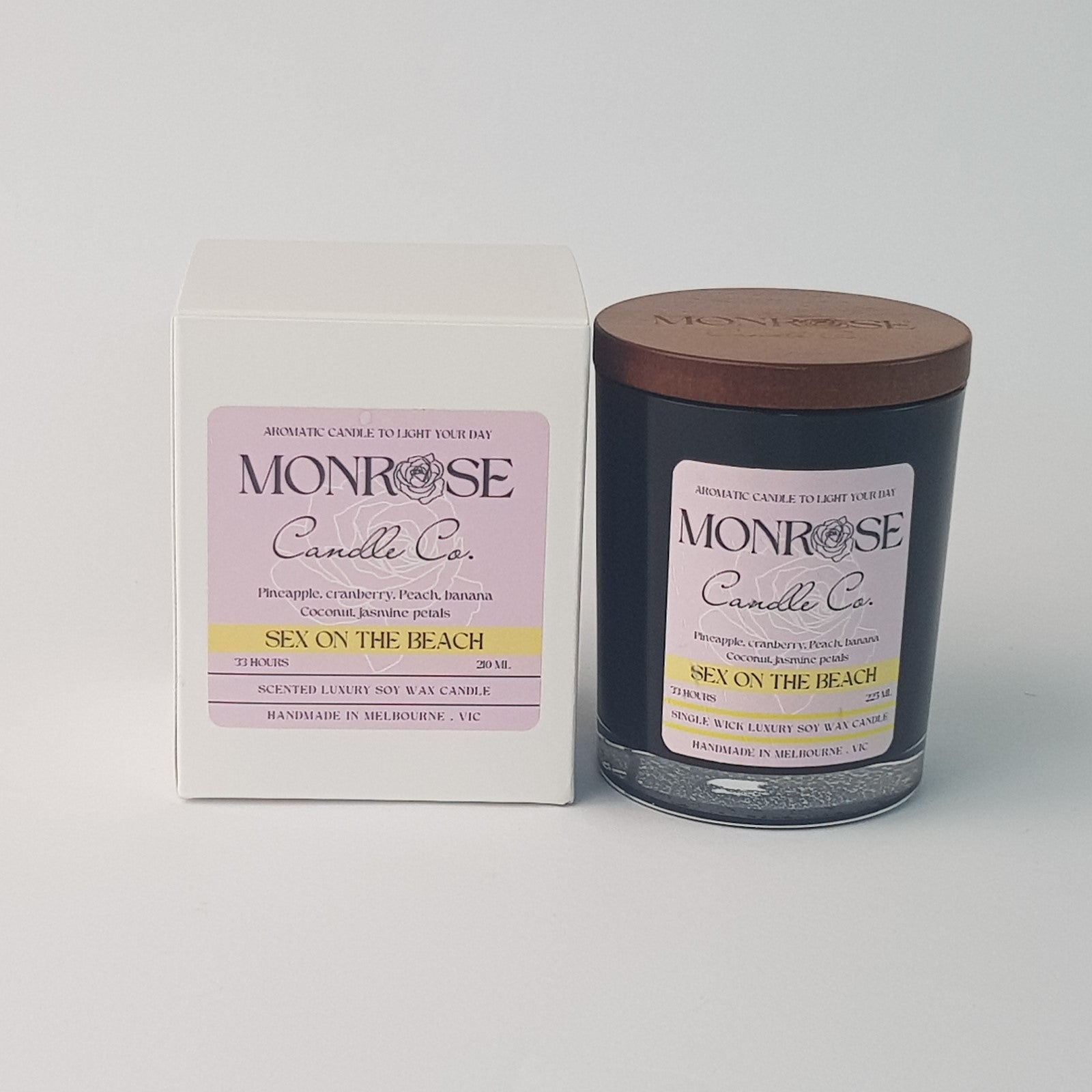 Front view of a black jar candle with "Sex on the beach" fragrance and double cotton wick, containing 185 grams of soy wax and offering 33 hours of burn time.