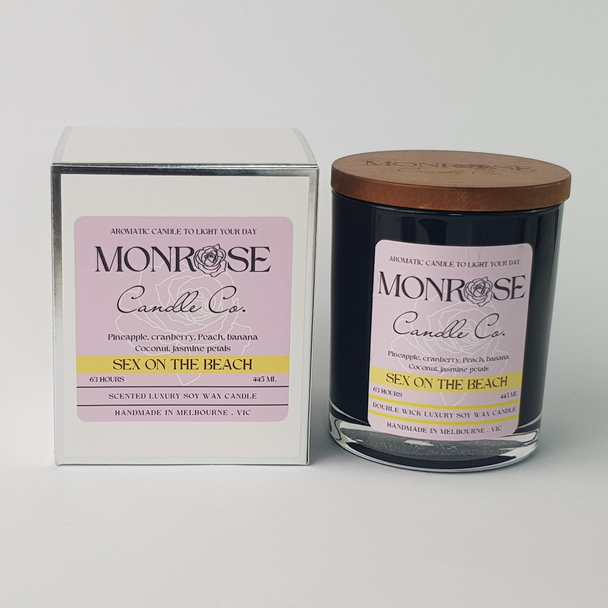 Front view of a black jar candle with "Sex on the beach" fragrance and double cotton wick, containing 395 grams of soy wax and offering 63 hours of burn time.