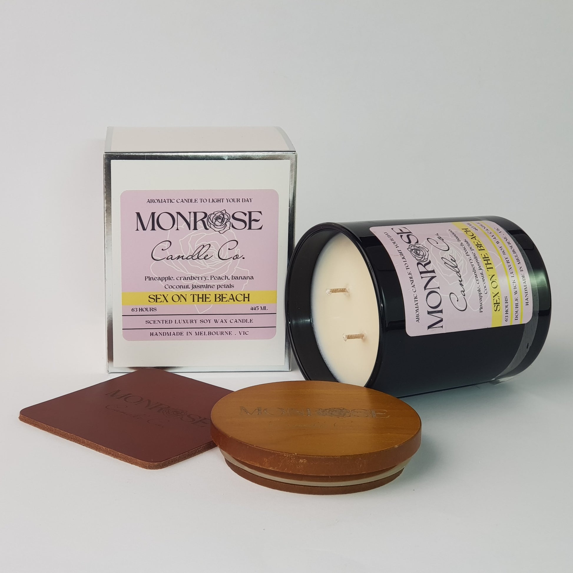 Side view of a black jar candle with "Sex on the beach" fragrance and double cotton wick, containing 395 grams of soy wax and offering 63 hours of burn time.
