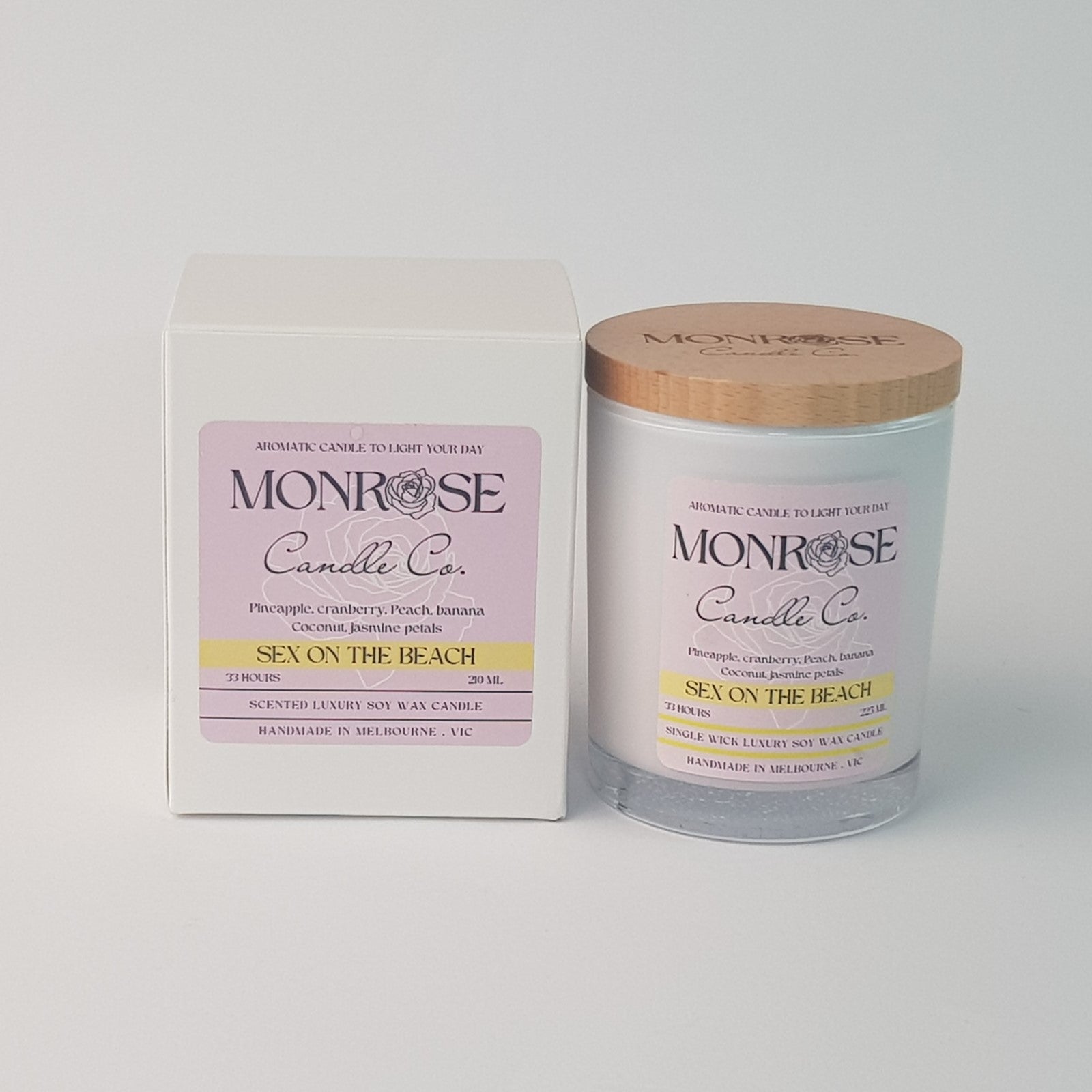Front view of a white jar candle with "Sex on the beach" fragrance and double cotton wick, containing 185 grams of soy wax and offering 33 hours of burn time.