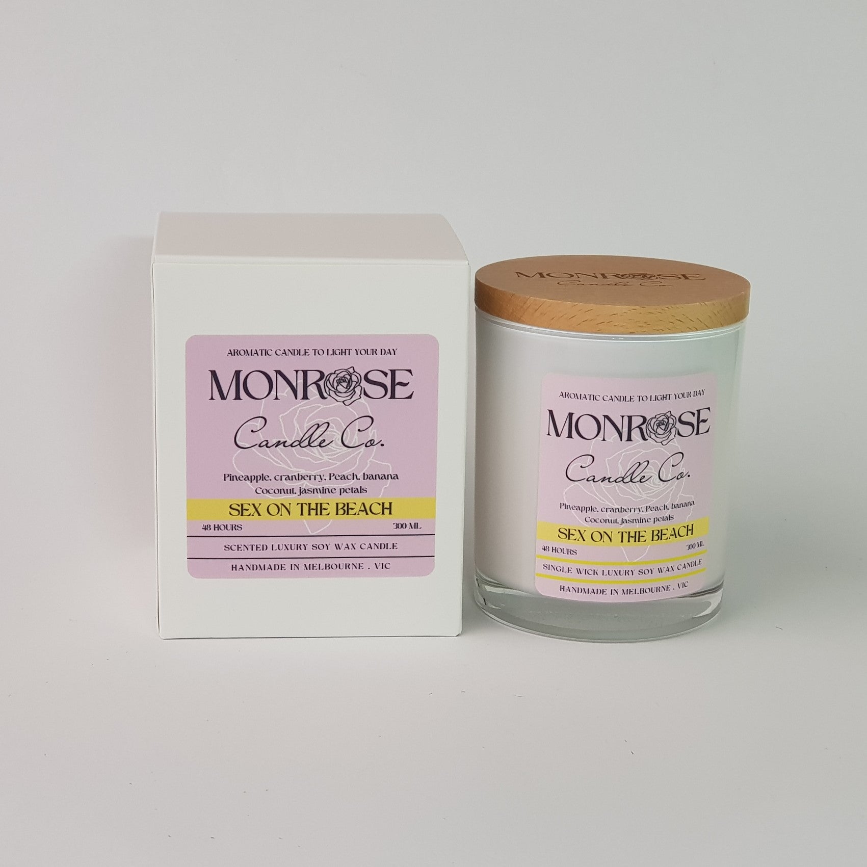 Front view of a white jar candle with "Sex on the beach" fragrance and a cotton wick, containing 265 grams of soy wax and offering 48 hours of burn time.