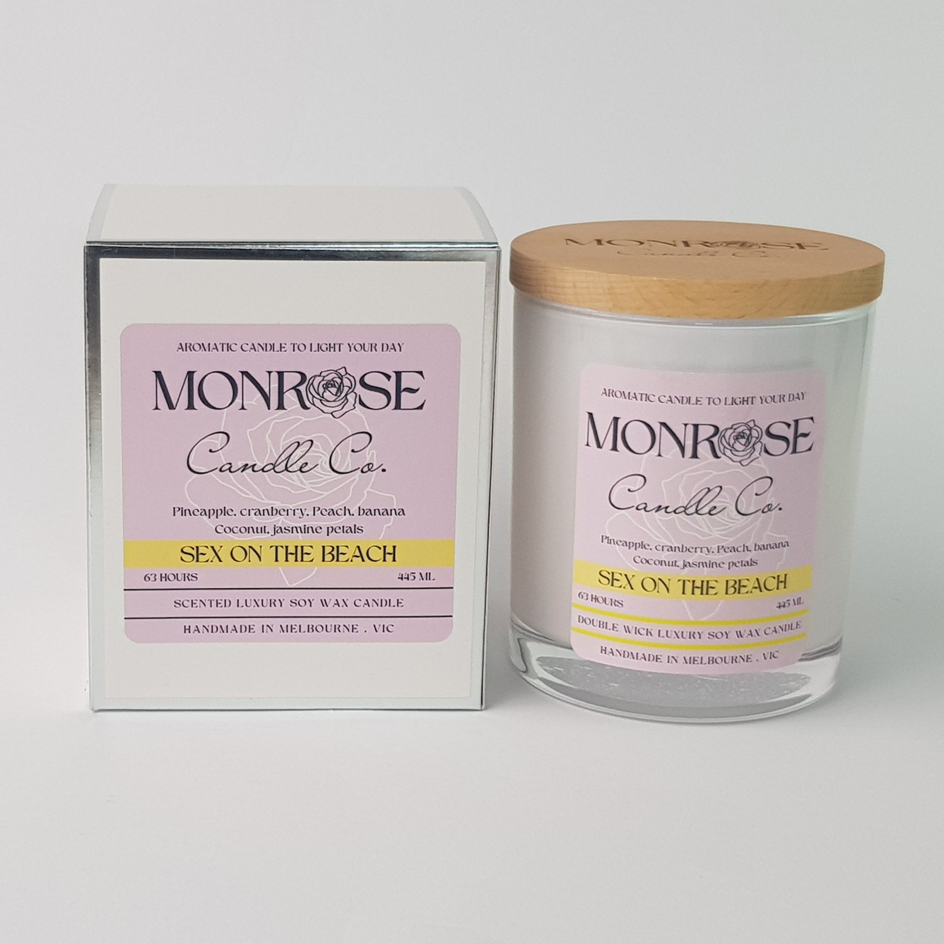 Front view of a white jar candle with "Sex on the beach" fragrance and double cotton wick, containing 395 grams of soy wax and offering 63 hours of burn time.