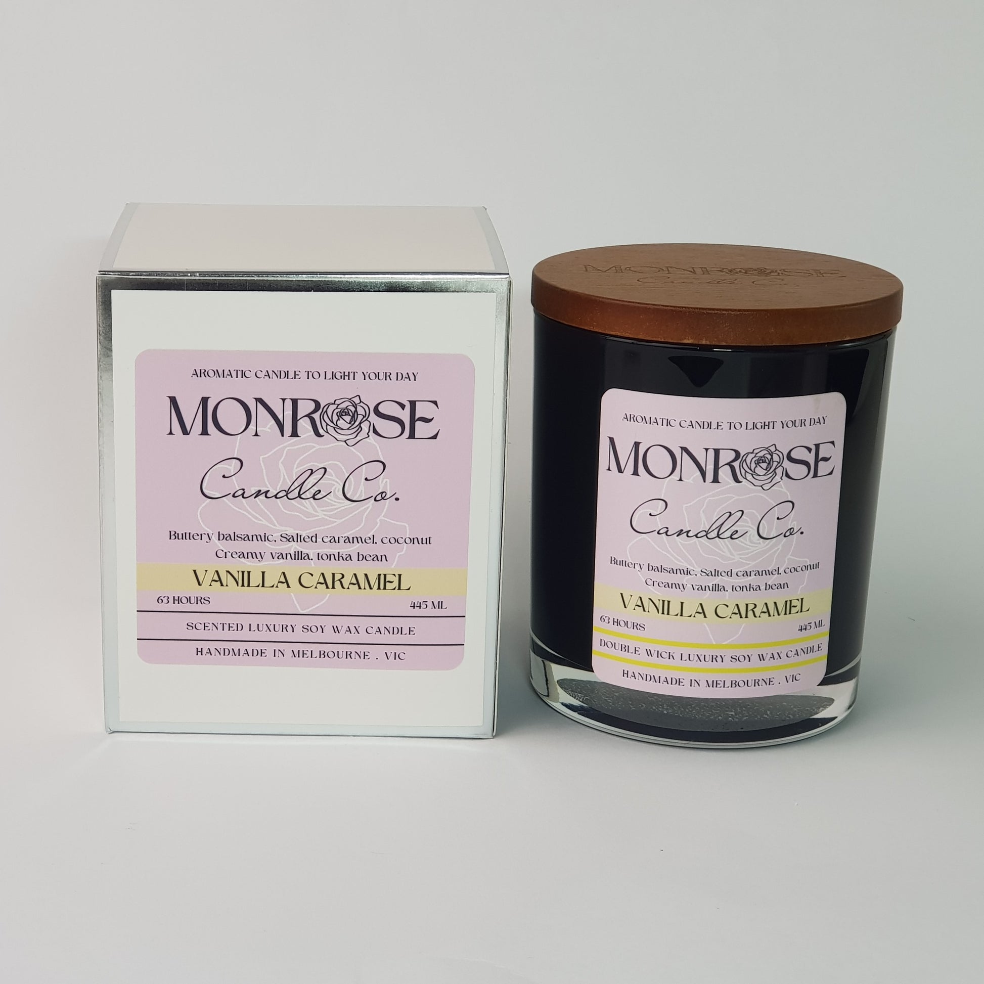 Front view of a black jar candle with "vanilla caramel" fragrance and double cotton wicks, containing 395 grams of soy wax and offering 63 hours of burn time.