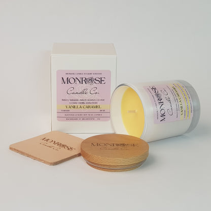 Side view of a white jar candle with "vanilla caramel" fragrance and a cotton wick, containing 185 grams of soy wax and offering 33 hours of burn time.