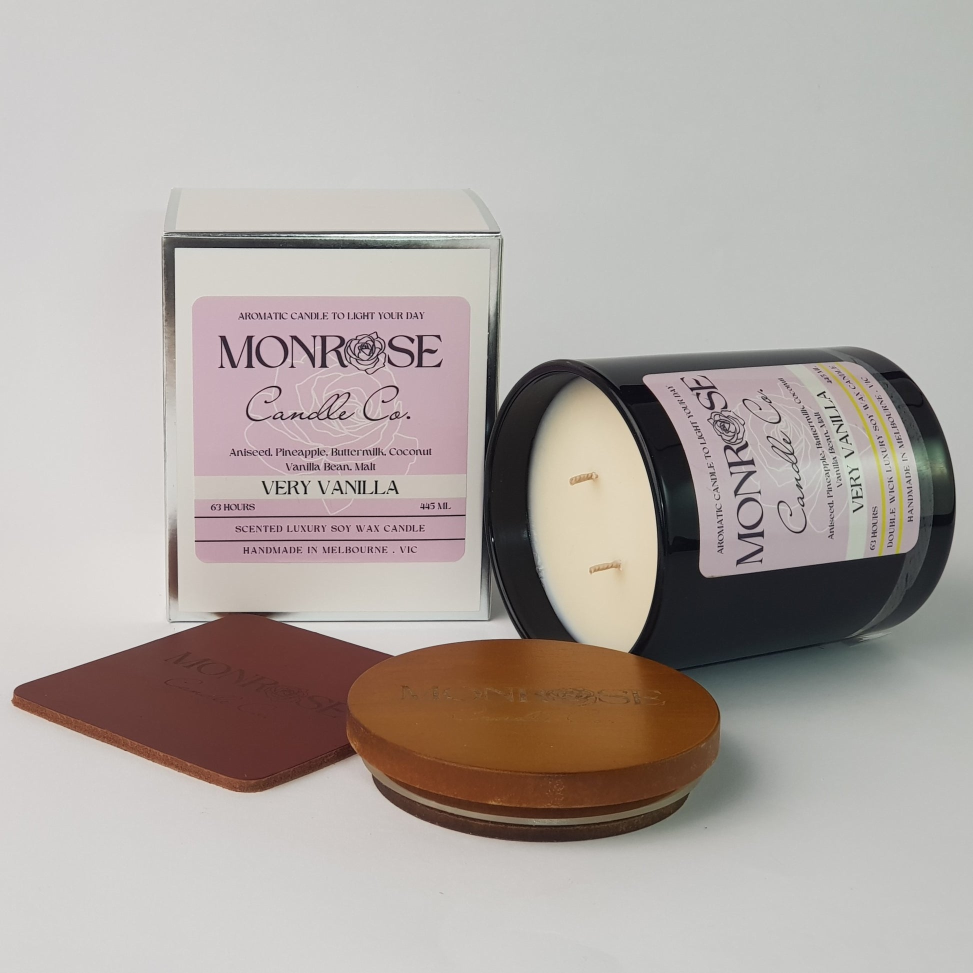 Side view of a black jar candle with the "Very vanilla" fragrance and double cotton wick, containing 395 grams of soy wax and offering 63 hours of burn time.