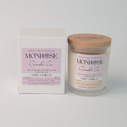 Front view of a clear jar candle with "very vanilla" fragrance and a cotton wick, containing 185 grams of soy wax and offering 33 hours of burn time.