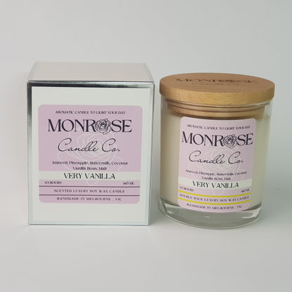 Front view of a clear jar candle with "very vanilla" fragrance and a cotton wick, containing 395 grams of soy wax and offering 63 hours of burn time.