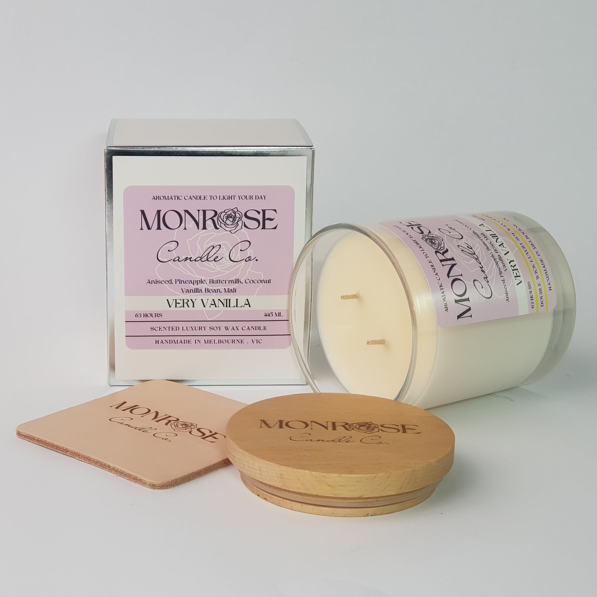 Side view of a clear jar candle with "Very vanilla" fragrance and double cotton wick, containing 395 grams of soy wax and offering 63 hours of burn time.